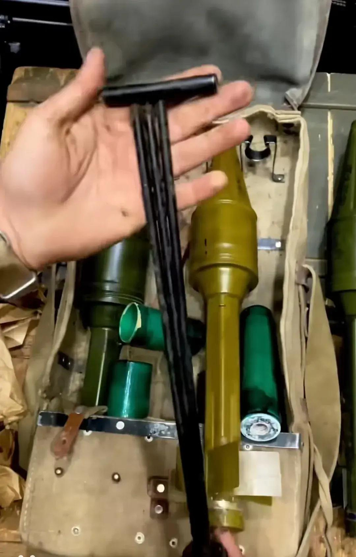 发射器的清洁工具整套的火箭筒这就是在影视作品中美国大兵喊的"rpg"