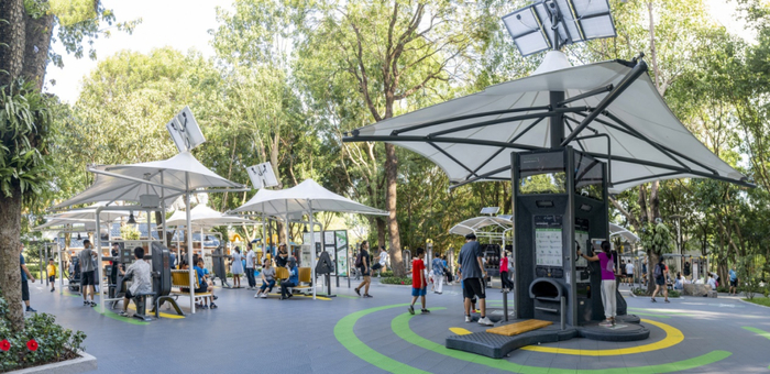 图为市民正在使用室外智能健身房。受访者供图