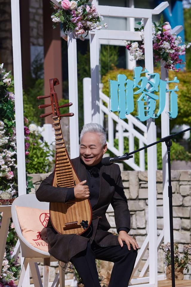 方锦龙声情并茂地讲述着中国传统乐器的历史,多元音乐风格的琵琶弹奏
