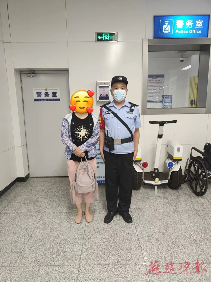 周女士（左）领回了遗失的粉色双肩包。（警方供图）
