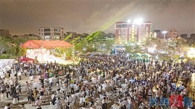 渔村生活节点亮夜晚，汇聚商气人气烟火气。夏海滨 摄