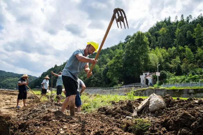 ▲7月5日，在湖南省平江县加义镇周方村，村民在清理农田水渠里的淤泥。新华社记者陈思汗 摄