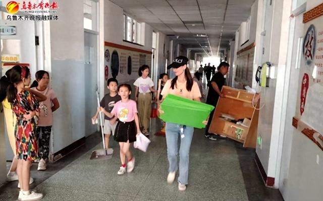 　　8月21日，在市第86小学，部分同学提前来到学校和老师一起打扫卫生、领取教材，迎接新学期。 记者张梦婷摄