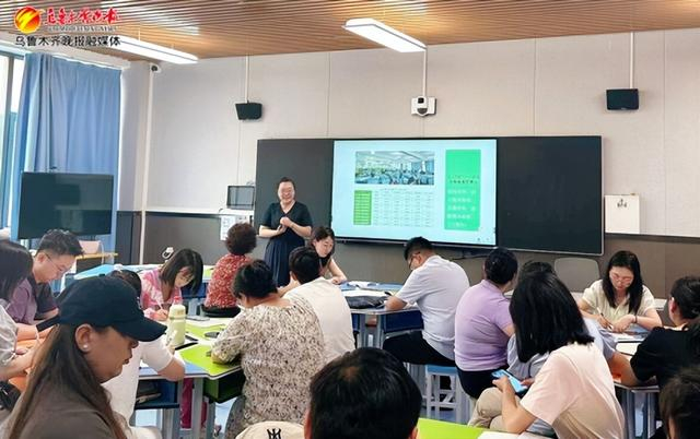 　　8月21日，在市第1小学，老师们针对新学期进行集中备课交流，该校数学教师张智正在做经验分享。 记者张梦婷摄