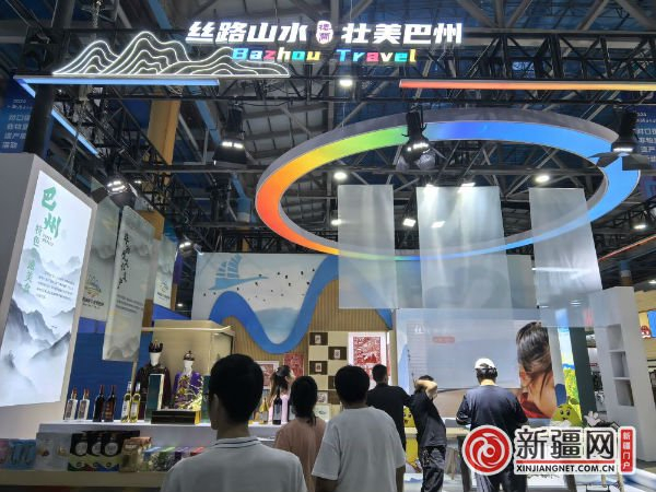 巴州非遗展馆备受关注。（薛玲摄）