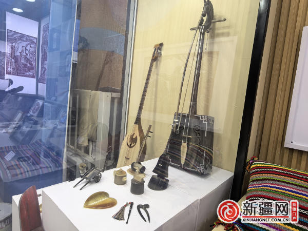 巴州非遗馆展出的传统技艺类非遗手工产品。（薛玲摄）