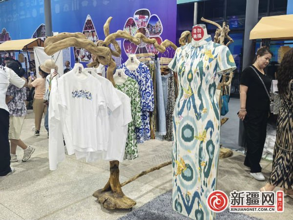 以“陶·楼兰”为主题的艾德莱斯旗袍等系列产品。（薛玲摄）