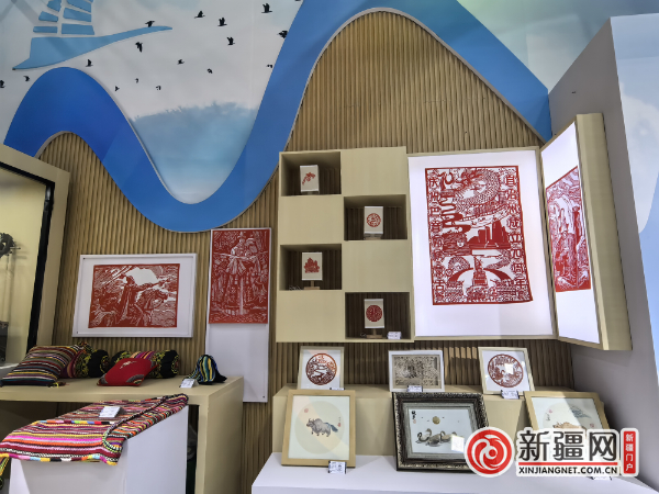 巴州非遗馆展出的传统技艺类非遗手工产品。（薛玲摄）