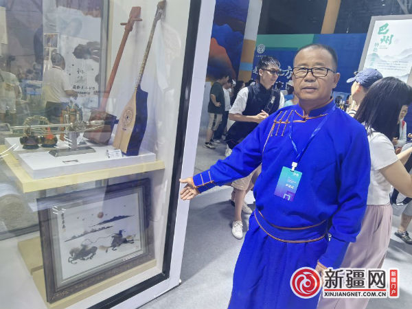 自治区级非物质文化遗产代表性项目蒙古族骨雕技艺代表性传承人根登加甫雕刻的“梦中草原”。（薛玲摄）