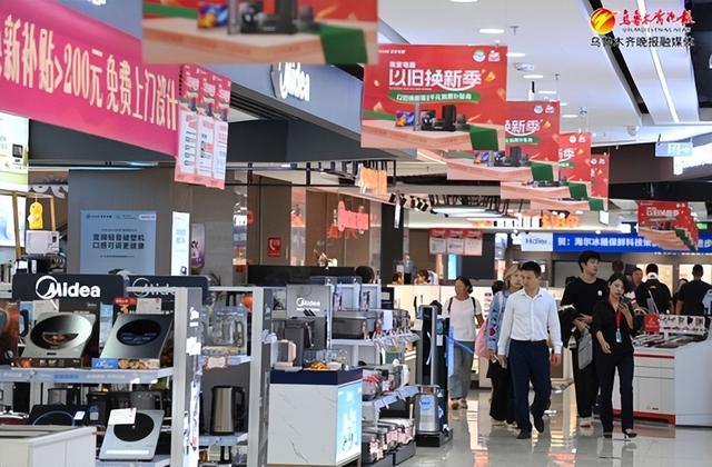 　　8月22日，在经开万达广场我家电器卖场，醒目的以旧换新海报以及各种优惠促销活动吸引消费者咨询、购买家用电器。 记者陈岩摄