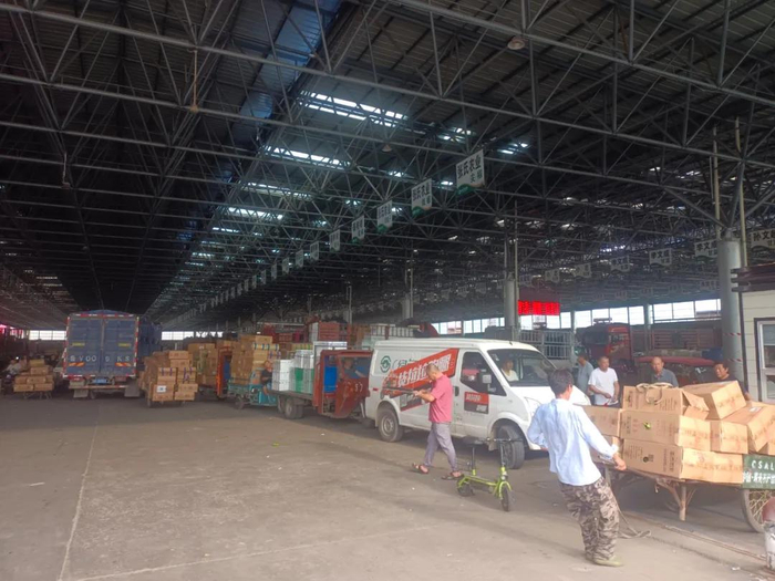 ▲在山东寿光农产品物流园，工作人员正在忙碌。（受访对象供图）