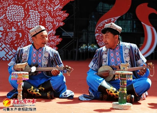 　　8月22日，在首届中国新疆民间艺术季乌鲁木齐文化中心副舞台上，来自和田的演员表演《起舞的木山羊》。资料图片