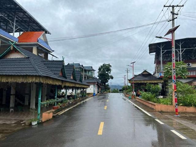 8月22日，云南省西双版纳傣族自治州勐腊县勐仑镇大卡老寨，雨后的村道。中青报·中青网见习记者 李文慧/摄