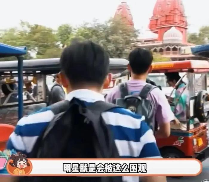 女子去印度旅游被一伙男子包围紧盯(图7)