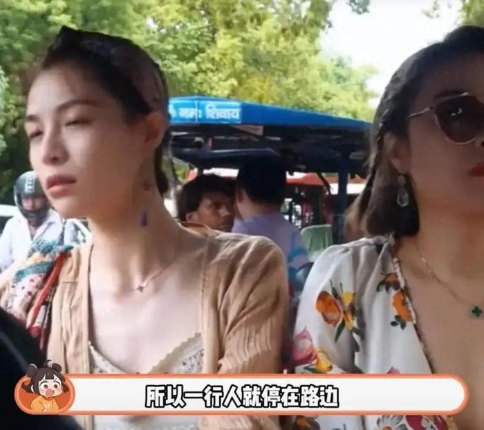 女子去印度旅游被一伙男子包围紧盯(图2)