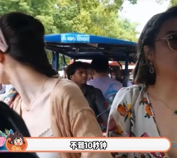 女子去印度旅游被一伙男子包围紧盯(图3)