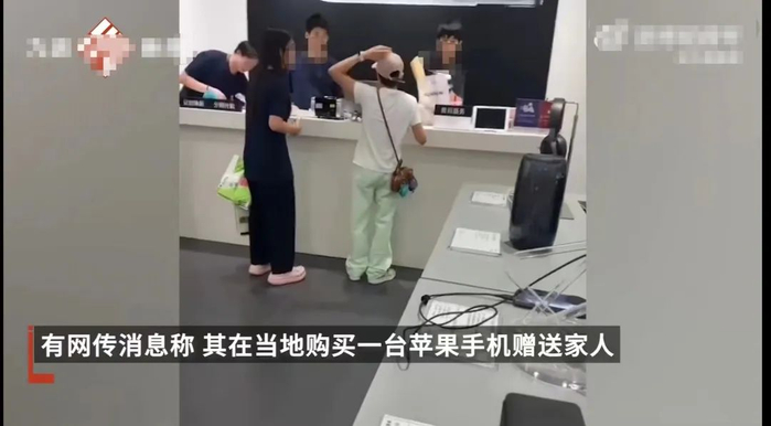 ▲网传全红婵在番禺一家苹果手机店购买手机。图/网络视频截图