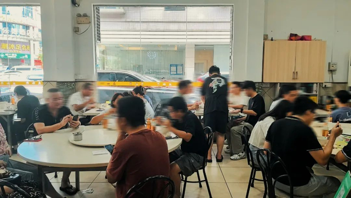 ▲日常坐满了前来吃鹅的街坊