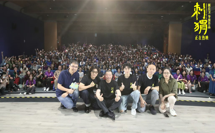 导演顾长卫、编剧/原著郑执、领衔主演葛优、王俊凯现身华东师范大学