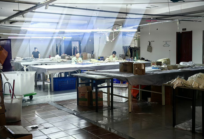 图 | 醉雨朵的生产车间里，女工在工作