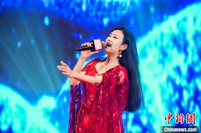 图为陈飞演唱闽南语歌曲。受访者供图