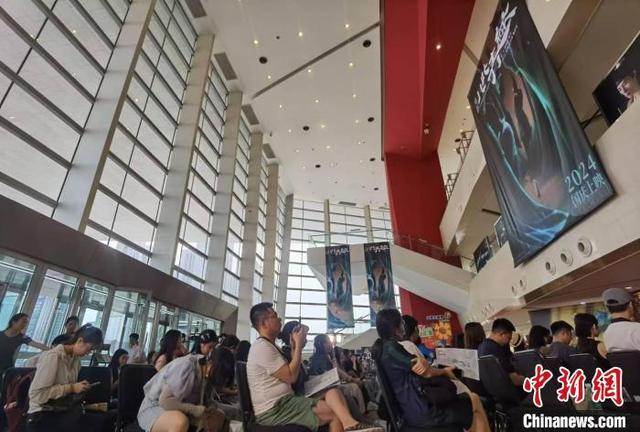 自2021年8月在国家大剧院首演以来，舞蹈诗剧《只此青绿》已走遍全国70余座城市，演出超过570场。胡健 摄