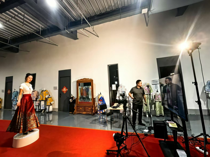 图 | 曹县的其他汉服企业也模仿老杨的“走秀直播”