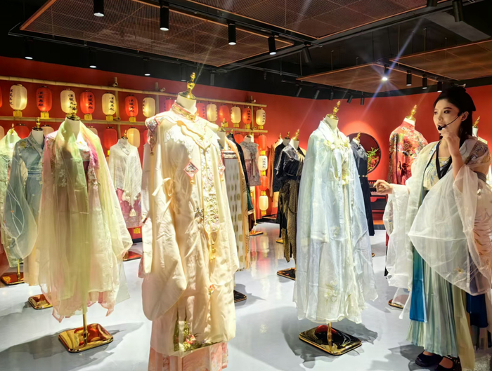 图 | 魅海棠的汉服展厅里，导购员在介绍汉服文化