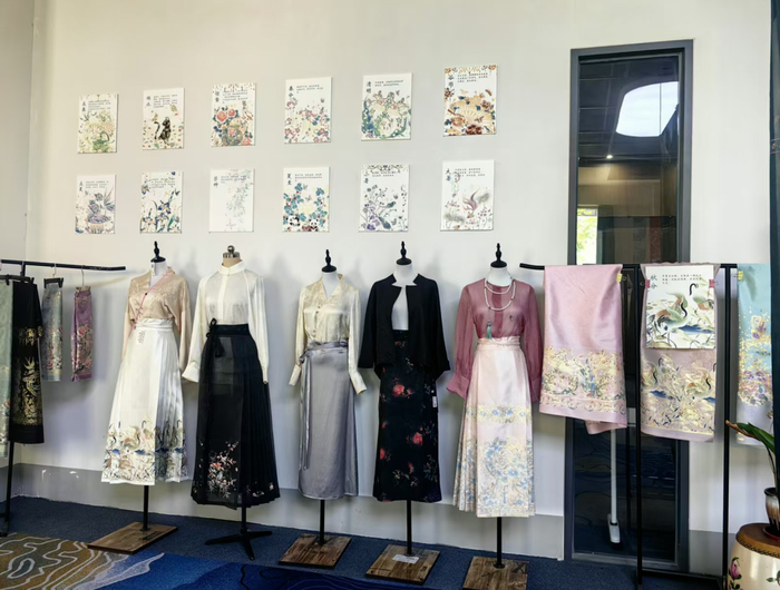 图 | 曹县的一家汉服产业基地，提供共享直播间，供主播使用