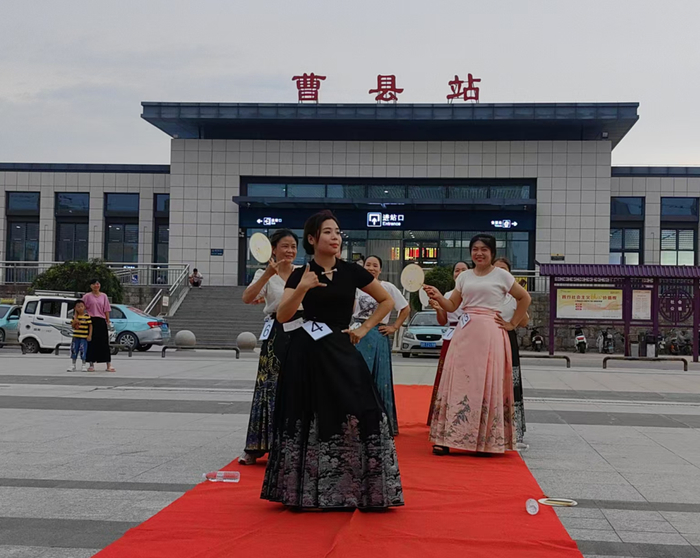 图 | 女工们在曹县火车站前直播