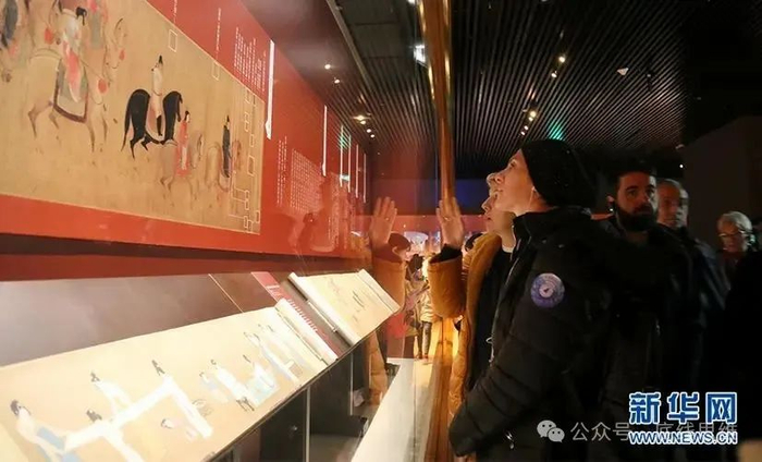 访问中国的外国游客在辽宁博物馆参观  新华网