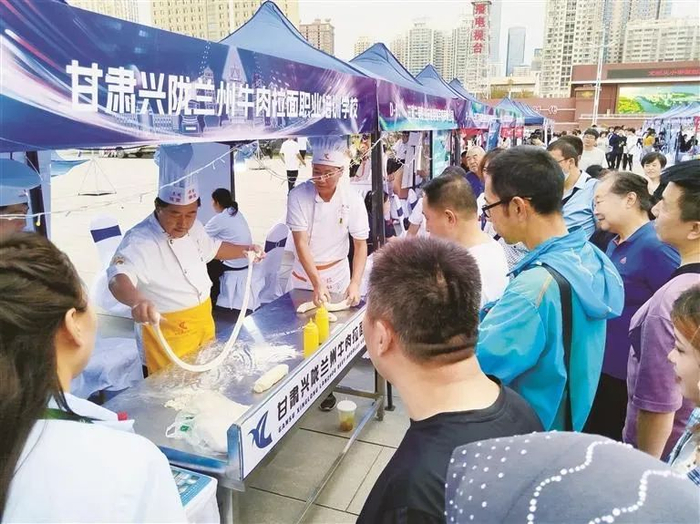 兰州拉面技能展示台前许多市民驻足观看