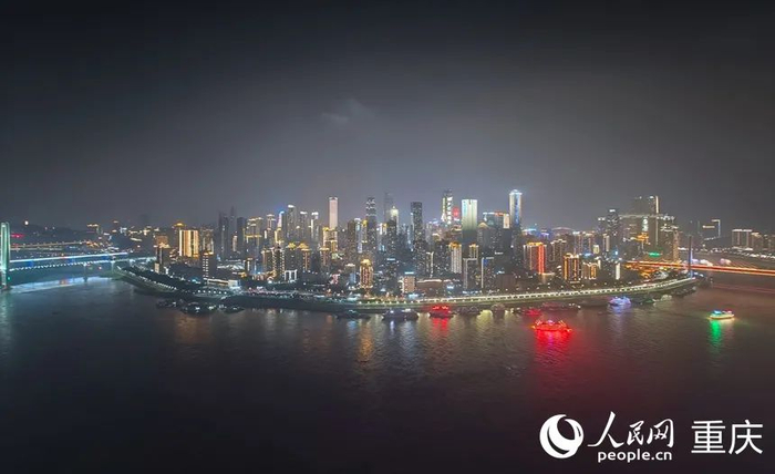 在“城上天幕·乐游观光塔”看重庆夜景。人民网记者 胡虹 摄