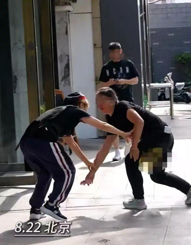 热心市民到救人英雄栾留伟的火锅店送钱。来源：极目新闻