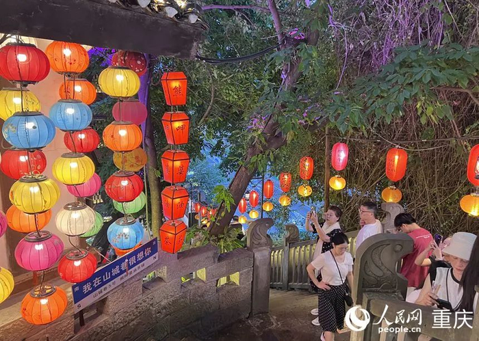 游客夜游山城巷。人民网记者 胡虹 摄