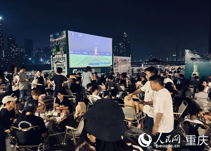 漫·烟火户外餐吧座无虚席。人民网记者 刘祎 摄