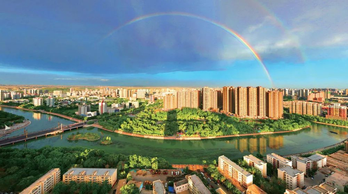 2024年6月28日，新疆库尔勒，一场降雨过后，天空出现美丽的彩虹