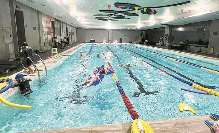     小朋友在泳池开心玩耍。