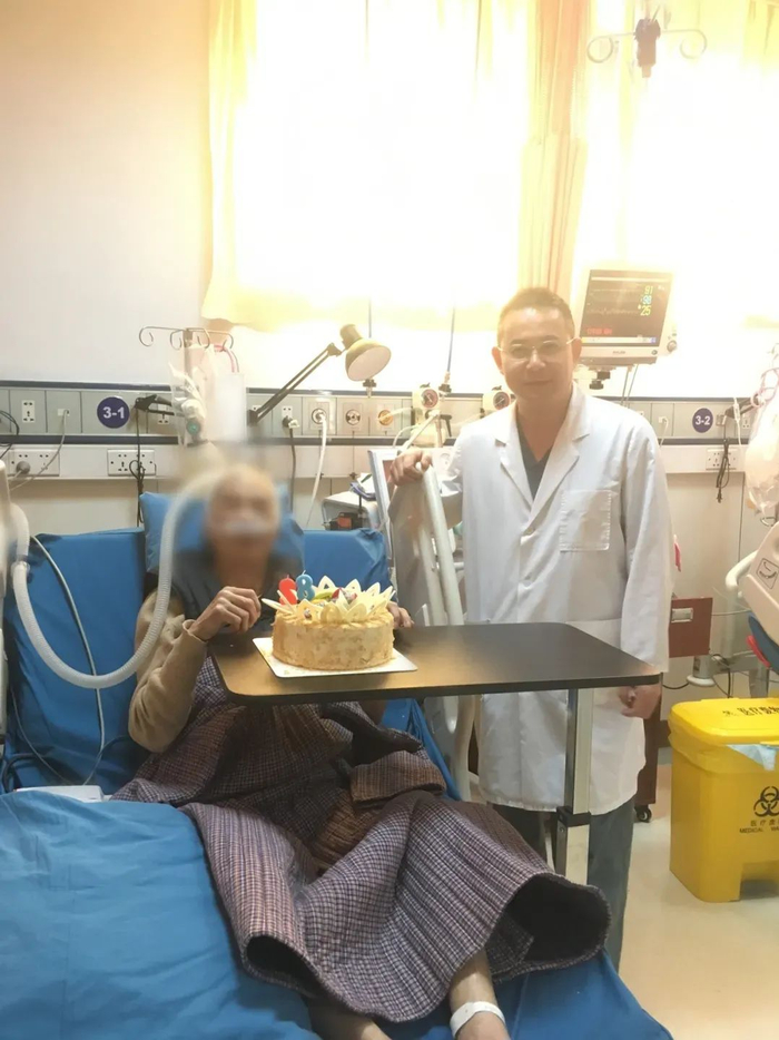 潘孔寒为患者过生日