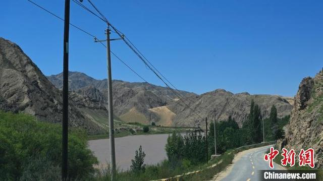 黄河宛如一条飘逸的丝带，伴随66号公路绵延前行。凌学敏 胡珊珊 摄