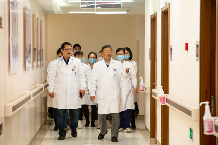 查房中的王椿教授。本文图片由闸新医院提供。