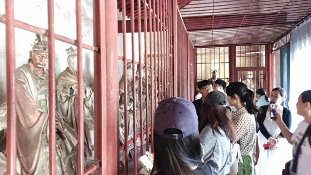 8月22日，游客在晋城玉皇庙参观二十八星宿彩塑。新华社发 袁泉 摄