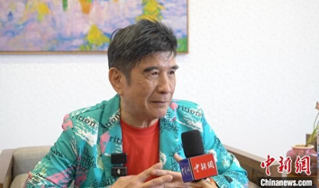 台湾民谣歌手叶佳修在参加“2024海峡两岸青年活力嘉年华”活动期间，接受中新网记者采访。娄瀚锟摄