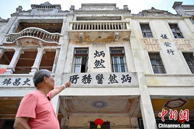 2月22日，广东台山，伍振平正在介绍梅家大院的建筑特色。中新社记者 陈骥旻 摄