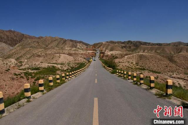 66号公路最美的路段，沿着公路望去，绵延的山峦一览无余。邓菲 摄