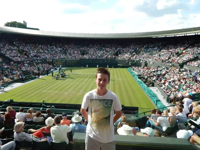 还没上大学的时候，Jack在温布利网球场看比赛，眼神有一种未经社会毒打的清澈。图 / 受访者提供