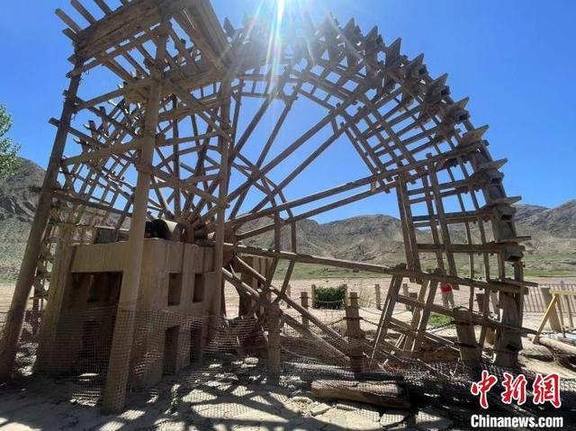 “宁夏第一水车”，曾为北长滩村灌溉两百多亩河床地，在岁月的长河中熠熠生辉。魏园 摄