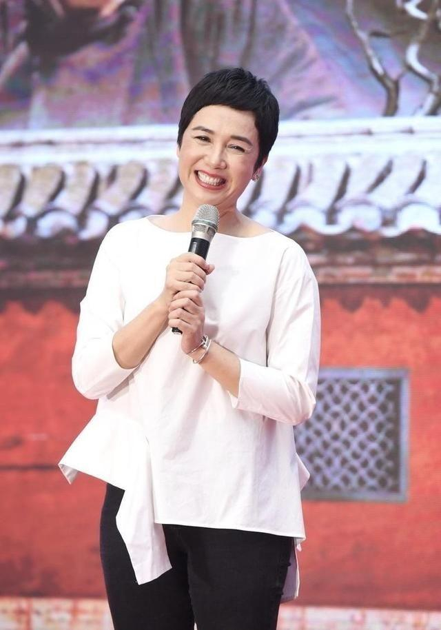 58岁蒋雯丽一点也没老,剪了超短发穿西装 短裙,青春靓丽真耐老