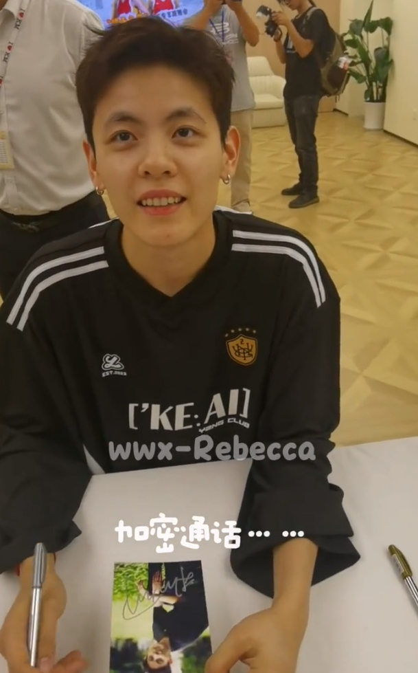有一位喜欢杨力维很久的女粉丝来到现场后杨舒予还跟她聊了一会儿