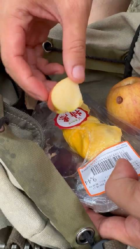 当猴子吃到榴莲味的苹果,会是什么反应?